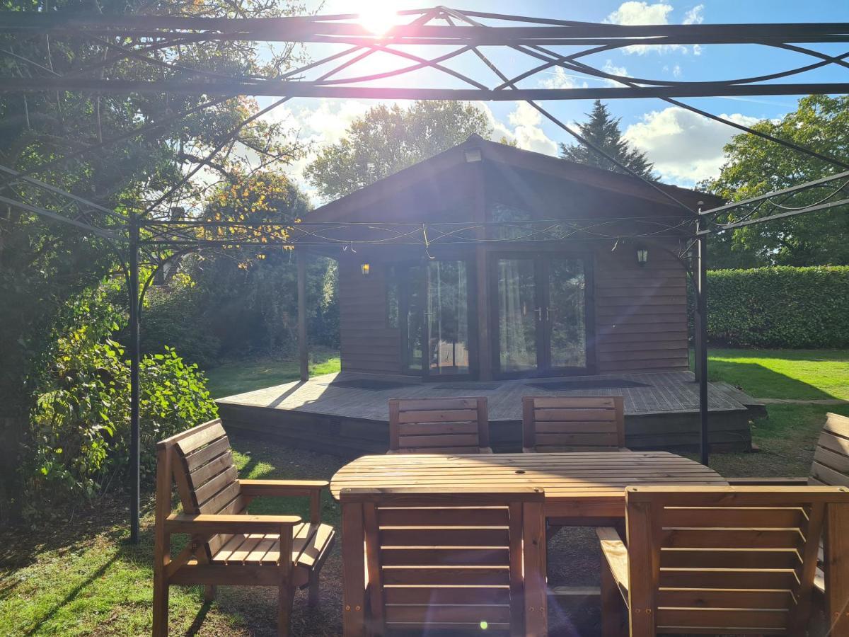 The Reading Whole Chalet With Lake And Two Acre Gardens Eksteriør bilde