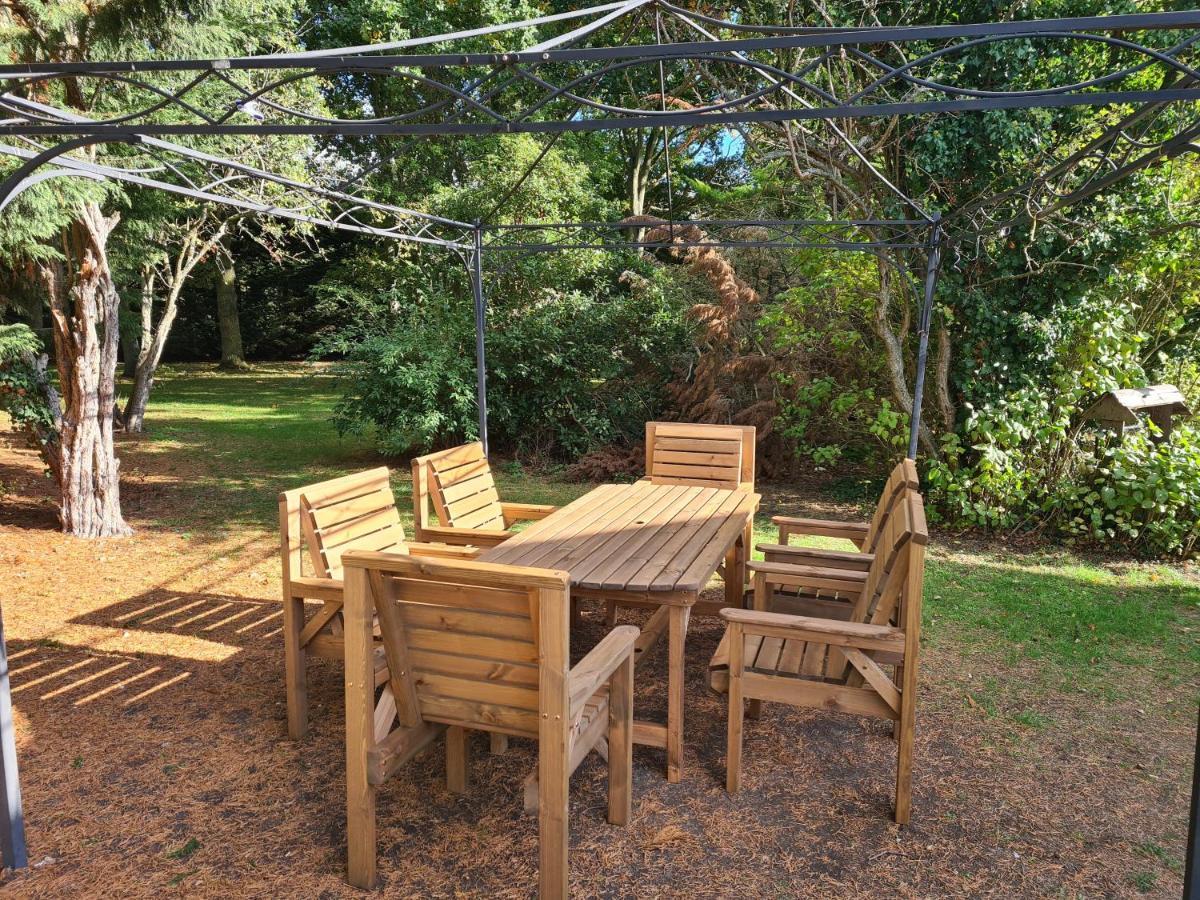 The Reading Whole Chalet With Lake And Two Acre Gardens Eksteriør bilde