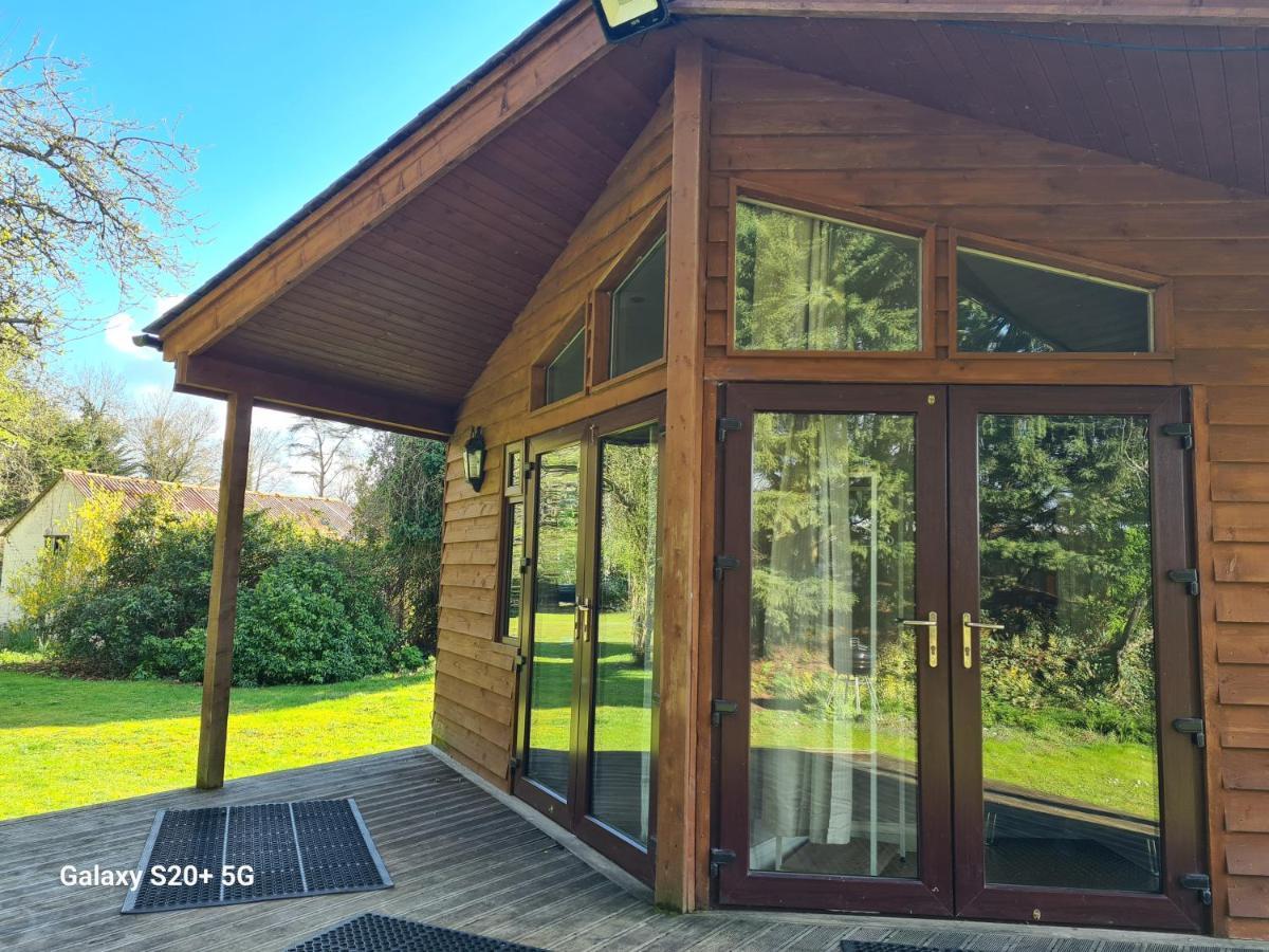 The Reading Whole Chalet With Lake And Two Acre Gardens Eksteriør bilde