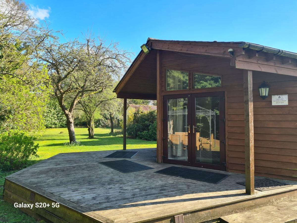 The Reading Whole Chalet With Lake And Two Acre Gardens Eksteriør bilde